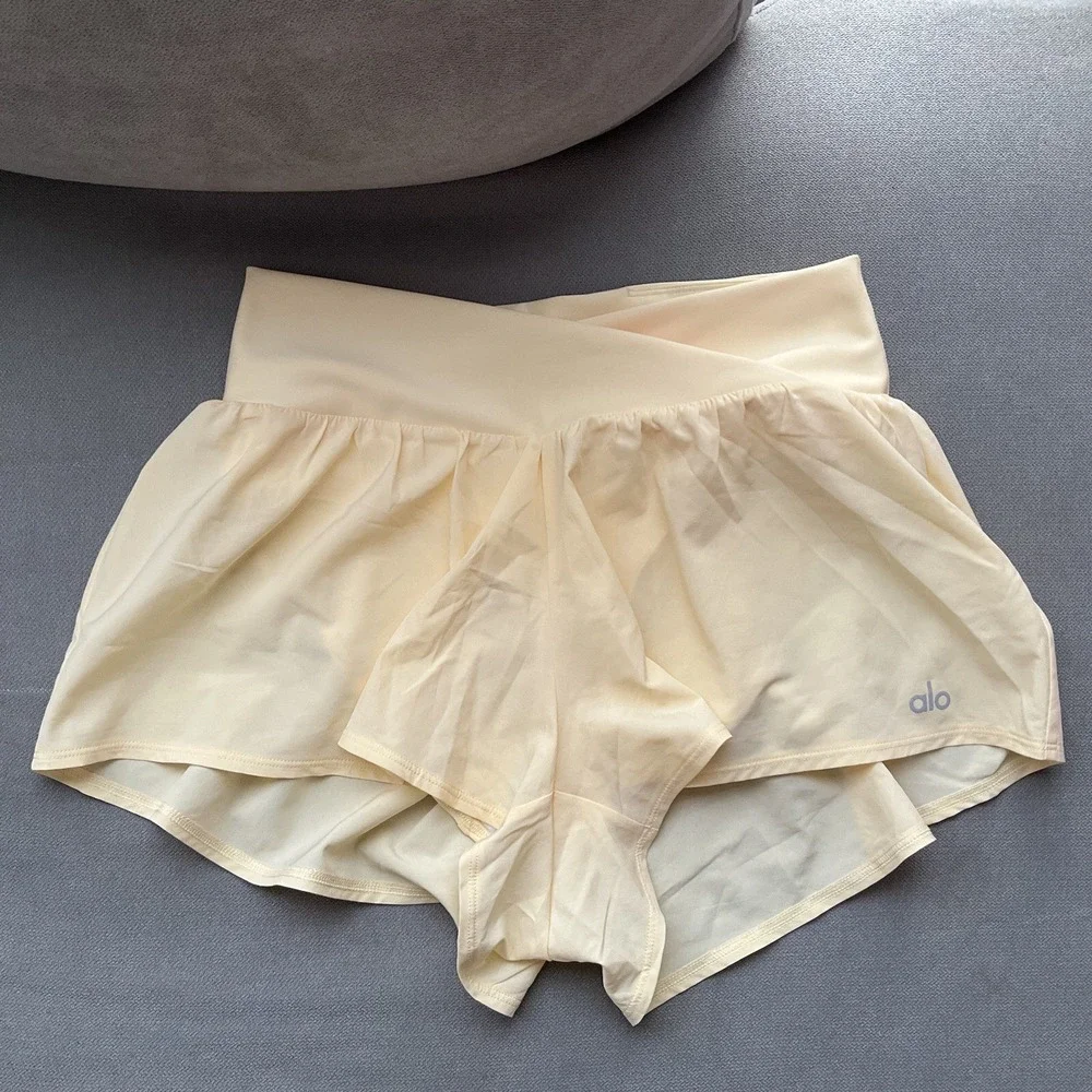 Alo Yoga V-Cute Running Short Candlelight Yellow XXS